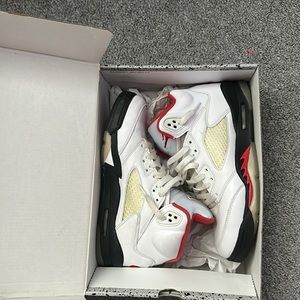Air Jordan retro 5.
